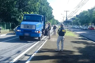 
				Operação autua mais de 20 caminhões por circulação irregular na Fernandes Lima
			
			