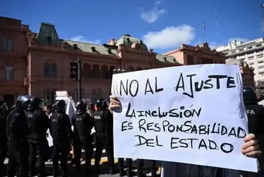 
			
				Os 4 grupos que mais perderam com cortes drásticos de Milei na Argentina
			
			