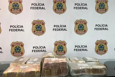 
				PF prende homem com mais de R$ 800 mil em dinheiro no aeroporto
			
			