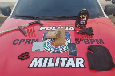 
				PM apreende drogas e armas no Benedito Bentes; suspeitos foram presos
			
			