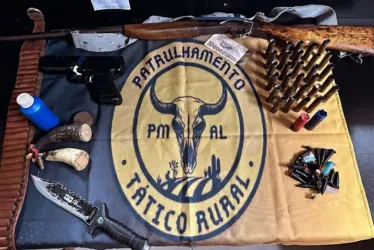 
				PM apreende espingarda, drogas e simulacro durante operações em AL
			
			