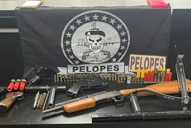 
				PM desmantela arsenal pesado e prende dois suspeitos em operação em Palmeira dos Índios
			
			