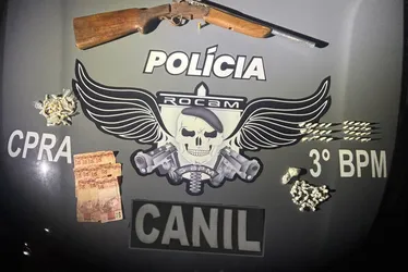 
				PM flagra suspeito com drogas perto de lixão e apreende espingarda em casa
			
			