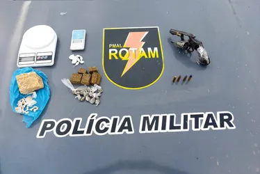 
			
				PM prende jovem de 19 anos com drogas e arma durante operação em Rio Largo
			
			