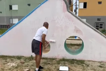
				PMs pintam muro pichado com ameaças à polícia por líder do tráfico no Vergel
			
			
