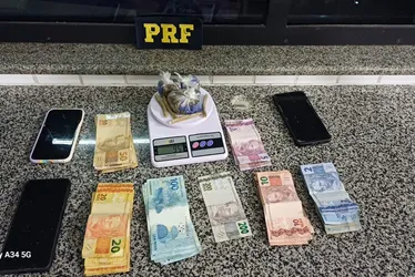 
				PRF flagra drogas e prende grupo por tráfico em União dos Palmares
			
			