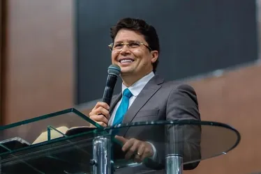 
			
				Pastor critica cachê de cantores evangélicos: “Falta de respeito”
			
			