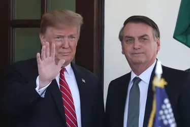 
				Bolsonaro diz que criou o Pix e se oferece para negociar com Trump
			
			