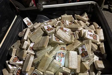 
				Polícia apreende droga de R$ 8 milhões com símbolo da Chiquinha
			
			