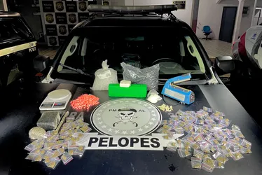 
				Polícia desmonta ponto de drogas na zona rural de Arapiraca
			
			