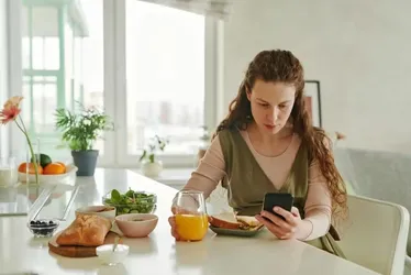 
				Por que devemos evitar comer na frente de telas: é mais prejudicial do que você pensa
			
			