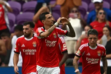 
			
				Possível adversário do Flamengo, Benfica goleia e assume liderança do Grupo C no Mundial
			
			