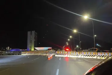 
				VÍDEO: Praça dos Três Poderes é fechada para evitar novo 8/1
			
			