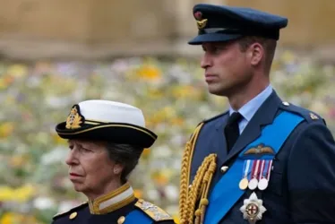 
				Princesa Anne está “mais irritada” com gesto do príncipe William
			
			