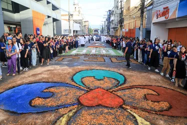 
			
				Procissão de Corpus Christi leva centenas de fiéis às ruas do centro de Maceió
			
			
