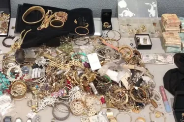 
				Quadrilha é presa após fazer idosos reféns e roubar R$ 1 milhão em joias
			
			