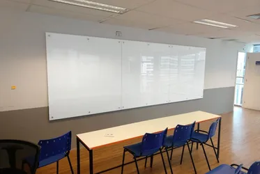 
				Qual o tamanho de uma lousa de uma escola?
			
			