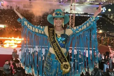 
				Rainha dos rodeios Camila Trevisol morre de câncer aos 22 anos
			
			