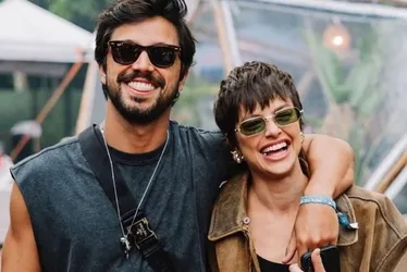 
			
				Rodrigo Simas posa pelado em clique com Agatha Moreira
			
			