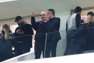 
				Saiba para quem Moraes deu dedo em jogo do Corinthians
			
			