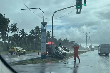 
				Sinais de embriaguez e sem cinto: motorista fica ferido após carro capotar
			
			