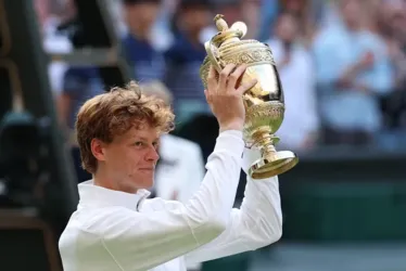 
				Sinner vira sobre Alcaraz e se consagra campeão em Wimbledon
			
			
