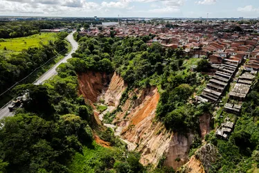 
			
				Situação de emergência: órgão nacional vistoria cratera na Ladeira do Catolé
			
			