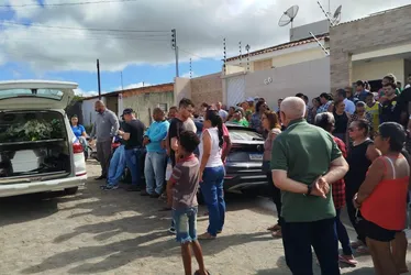 
			
				Sob aplausos, corpo de criança morta pelo pai major da PM é sepultado em Palmeira dos Índios
			
			