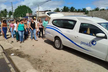 
			
				Sob aplausos, corpo de criança morta pelo pai major da PM é sepultado em Palmeira dos Índios
			
			