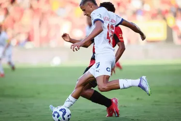 
				Sport e Bahia não acertam o pé e ficam no empate pelo Brasileirão
			
			