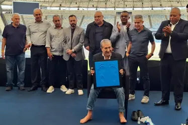 
				Técnico do Tetra, Parreira é homenageado na Calçada da Fama do Maracanã
			
			