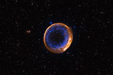 
				Telescópio flagra pela 1ª vez estrela que 'morreu' duas vezes no espaço
			
			