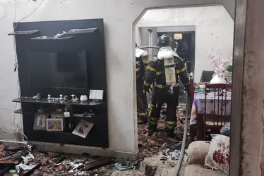 
			
				Telhado e cômodos destruídos: veja como ficou casa de idosa atingida por incêndio
			
			
