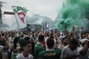 
			
				Torcida do Palmeiras prepara festa em frente ao CT antes de viagem do time para o Mundial
			
			