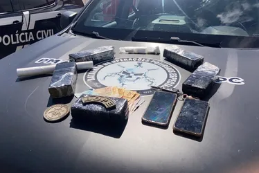 
				Transporte de drogas: suspeito de tráfico é preso com tabletes de cocaína em carro
			
			