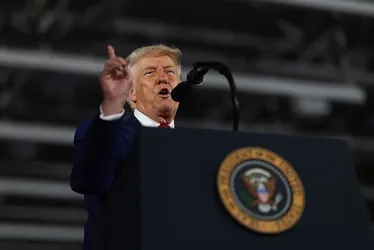
				Trump manda carta a Lula e anuncia tarifa de 50% sobre produtos brasileiros
			
			