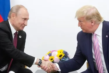 
				Trump e Putin falam por telefone após EUA suspender armas para Ucrânia
			
			