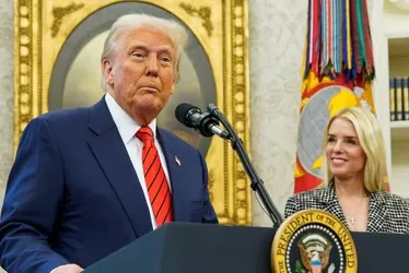 
				Trump ordena divulgação de informações sobre caso Epstein

			