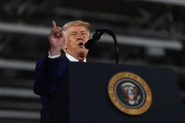 
			
				Trump pensa em restringir a entrada de cidadãos de mais 36 países
			
			
