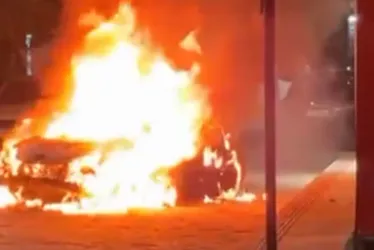
			
				VÍDEO: carro pega fogo e passageiros saem correndo antes de explosão
			
			