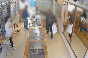 
				VÍDEO: dupla invade joalheria e rouba artigos de luxo em poucos segundos
			
			