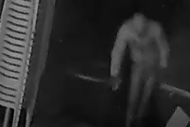 
				VÍDEO: ladrão vestindo apenas calcinha e blusa furta bebidas em bar
			
			