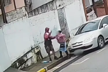 
			
				VÍDEO: mulher briga com assaltante para tentar evitar roubo no interior
			
			