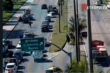 
				Veja momento em que carro do bicheiro Vinicius Drumond é fuzilado
			
			