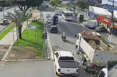 
				Veja o momento da colisão entre ambulância e ônibus na Durval de Góes Monteiro
			
			