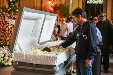 
				Velório de Preta Gil é marcado pela emoção da família, fãs e amigos; veja fotos
			
			