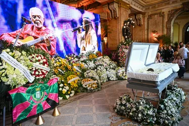 
				Velório de Preta Gil é marcado pela emoção da família, fãs e amigos; veja fotos
			
			