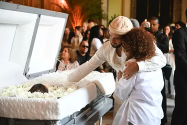 
				Velório de Preta Gil é marcado pela emoção da família, fãs e amigos; veja fotos
			
			