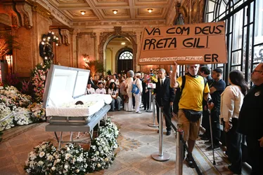 
				Velório de Preta Gil é marcado pela emoção da família, fãs e amigos; veja fotos
			
			