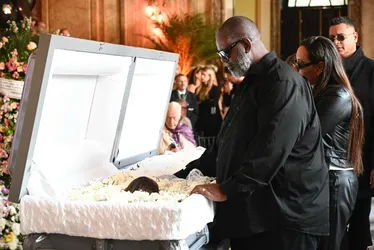 
				Velório de Preta Gil é marcado pela emoção da família, fãs e amigos; veja fotos
			
			